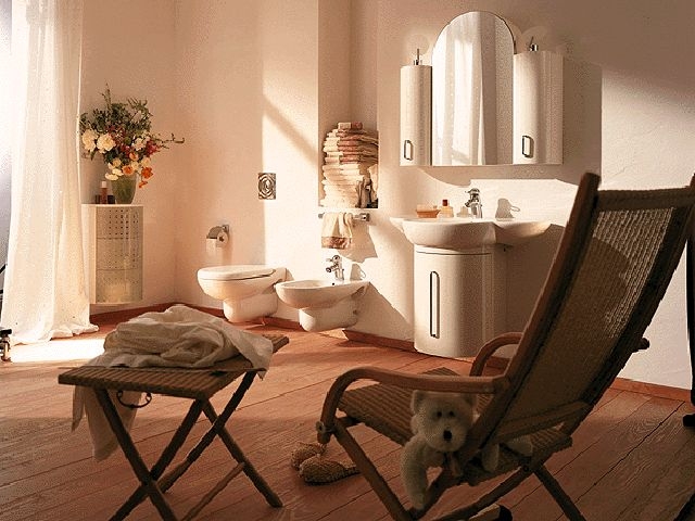 sichtbar mehrere wandhängende Objekte von "Duravit" im Hintergrund